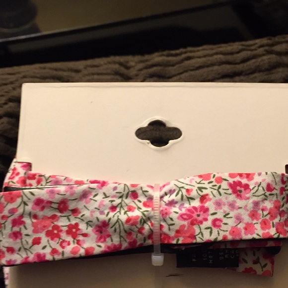 NWT! (EXPRESS) Floral Bow Tie - Picture 5 of 5